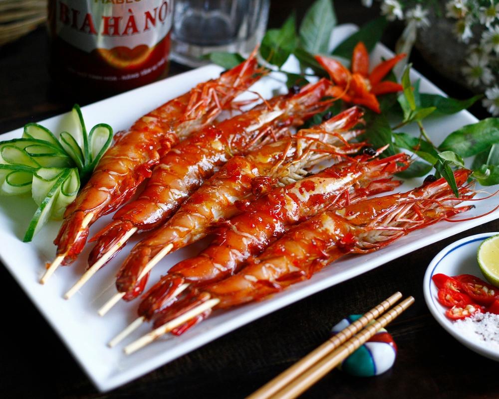 Tiệc nướng BBQ với món tôm nướng muối ớt