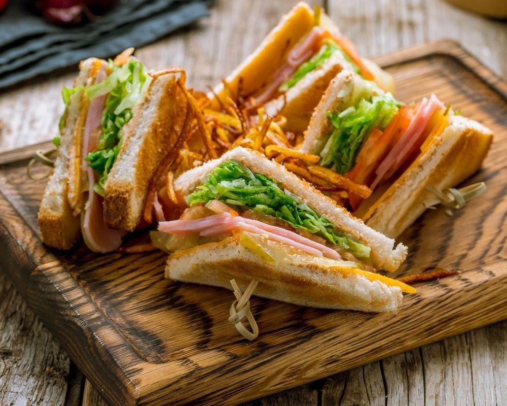 Sandwich nướng táo và bơ đậu phộng