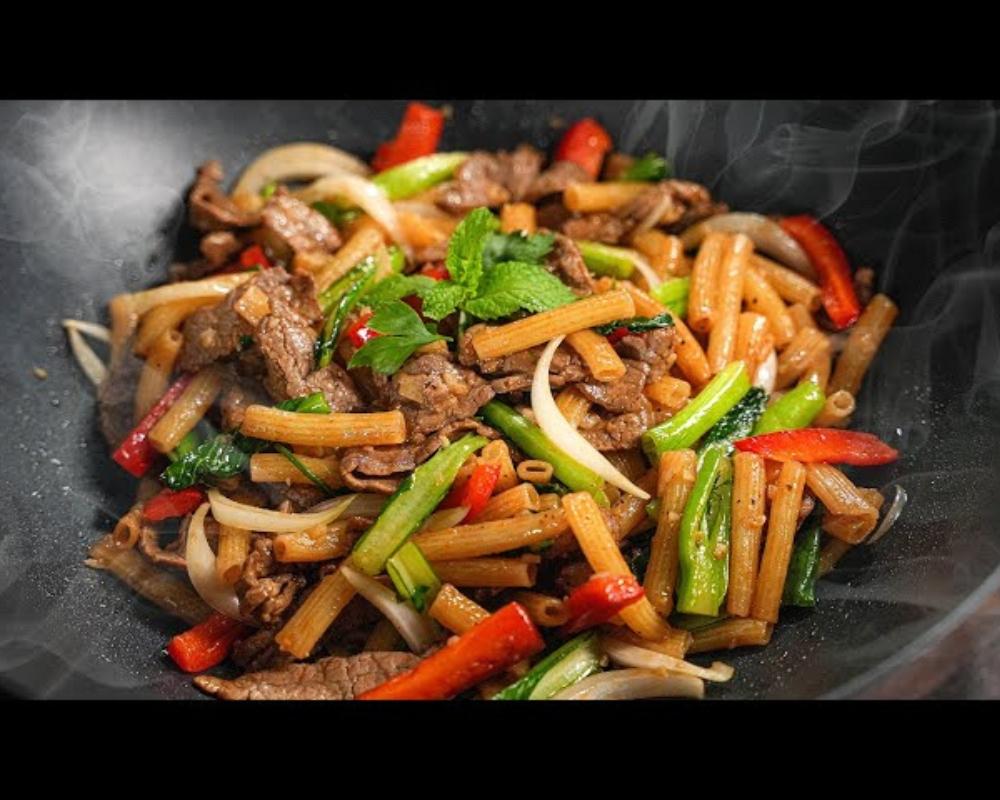 Nui xào bò