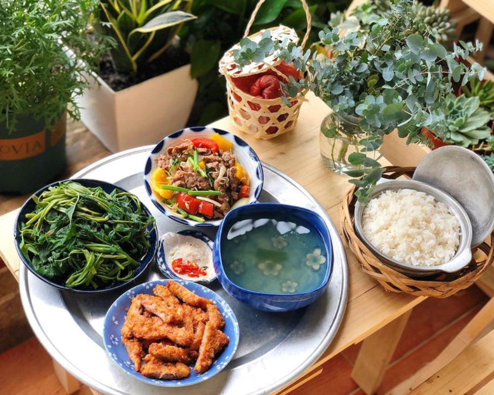 Bổ dưỡng là tiêu chí hàng đầu cho mỗi bữa ăn cho sinh viên