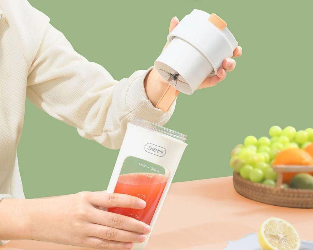 Máy xay sinh tố cầm tay là một dụng cụ khá tiện lợi cho sinh viên