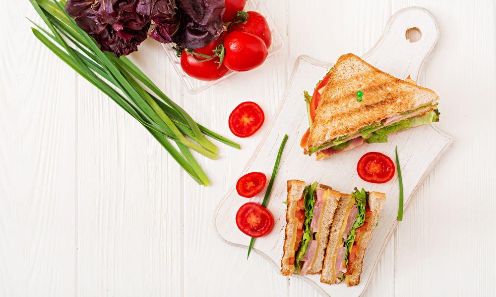 Sandwich kẹp thịt xông khói, trứng và rau