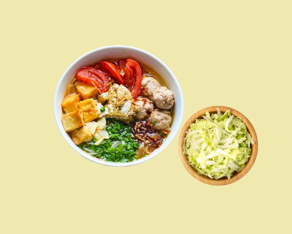 Bún riêu cua ăn kèm rau cải thảo