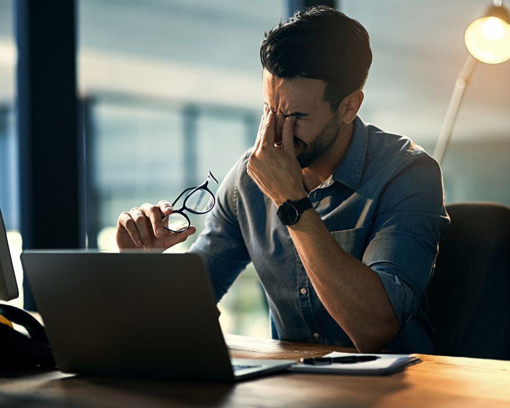 Áp lực công việc, tiệc tùng cuối năm... khiến sức khỏe bị ảnh hưởng xấu