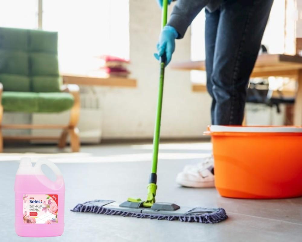 Dùng nước lau sàn Coop Select lily và hoa hồng để làm sạch sàn phòng khách