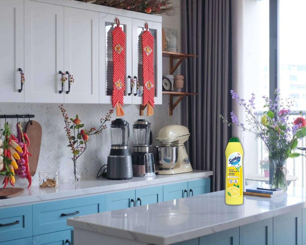 Dùng kem tẩy Sunlight chuyên dụng siêu sạch siêu sáng để lau chùi bề mặt bếp