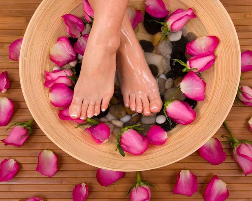 Ngâm chân với muối và cánh hoa hồng