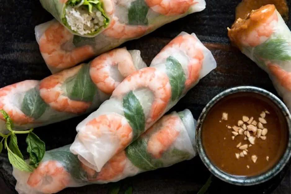 Gỏi cuốn tôm thịt sốt bơ đậu phộng