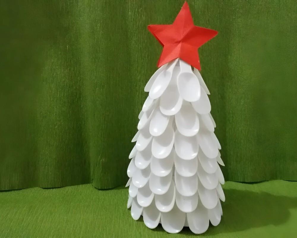 Làm cây thông Noel từ muỗng nhựa