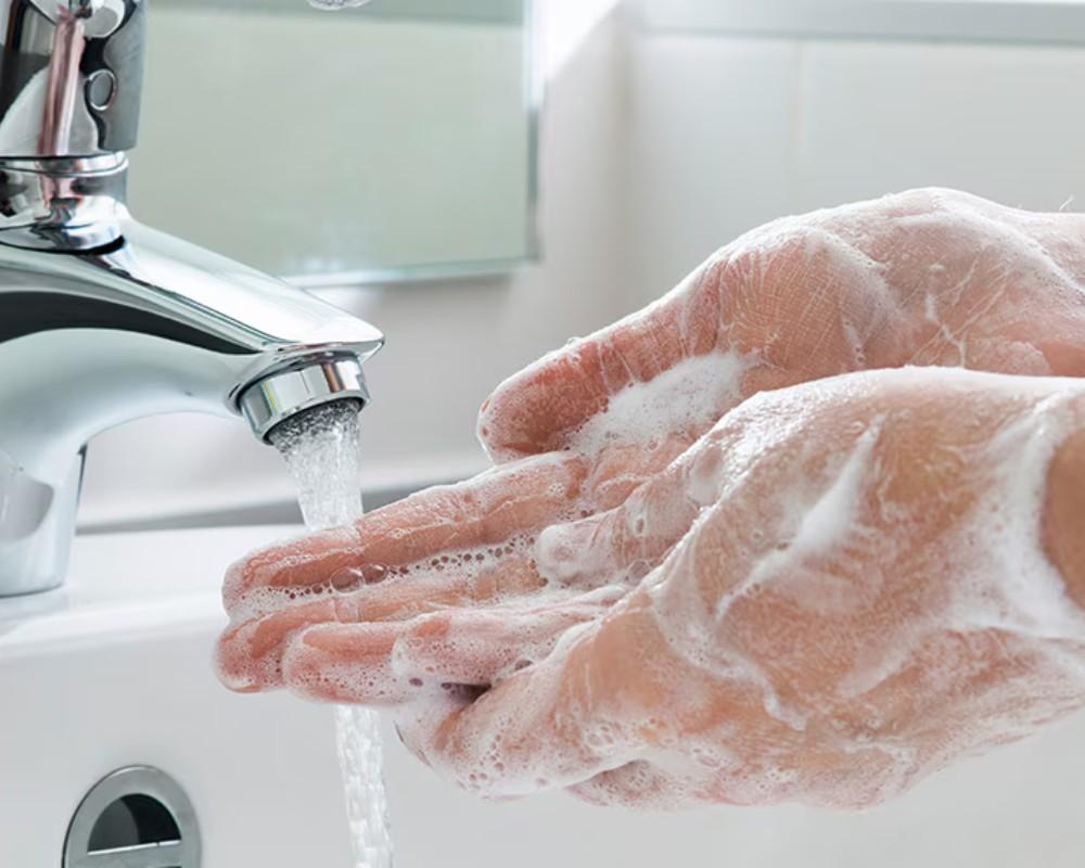 Rửa tay bằng xà phòng là cách ngăn ngừa vi khuẩn xâm nhập cơ thể gây bệnh