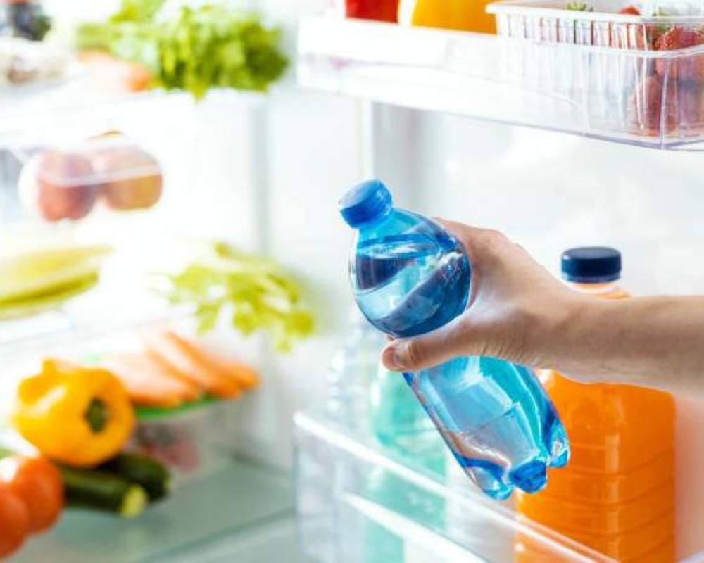 Khi có sự cố mất điện đột ngột, hãy đặt thêm các chai nước lạnh vào trong tủ lạnh