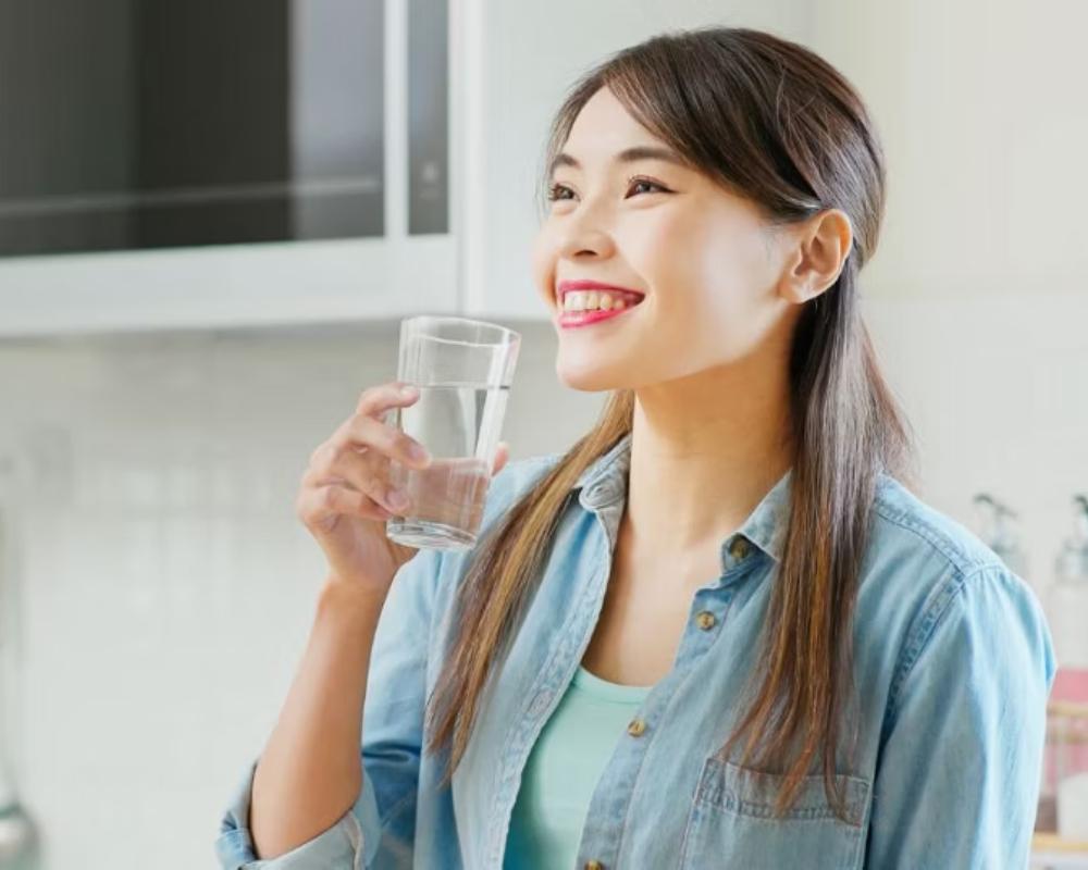 Uống đủ nước cũng đóng vai trò quan trọng trong chế độ ăn uống lành mạnh