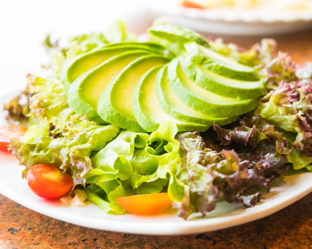 Salad trộn có tác dụng bảo vệ mắt tinh tường