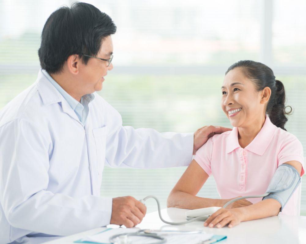 Kiểm tra sức khoẻ cho người lớn tuổi trước khi đi du lịch