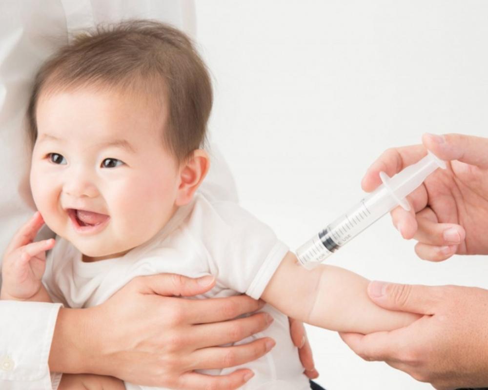 Tiêm phòng đầy đủ cho bé để ngăn ngừa bệnh lúc giao mùa