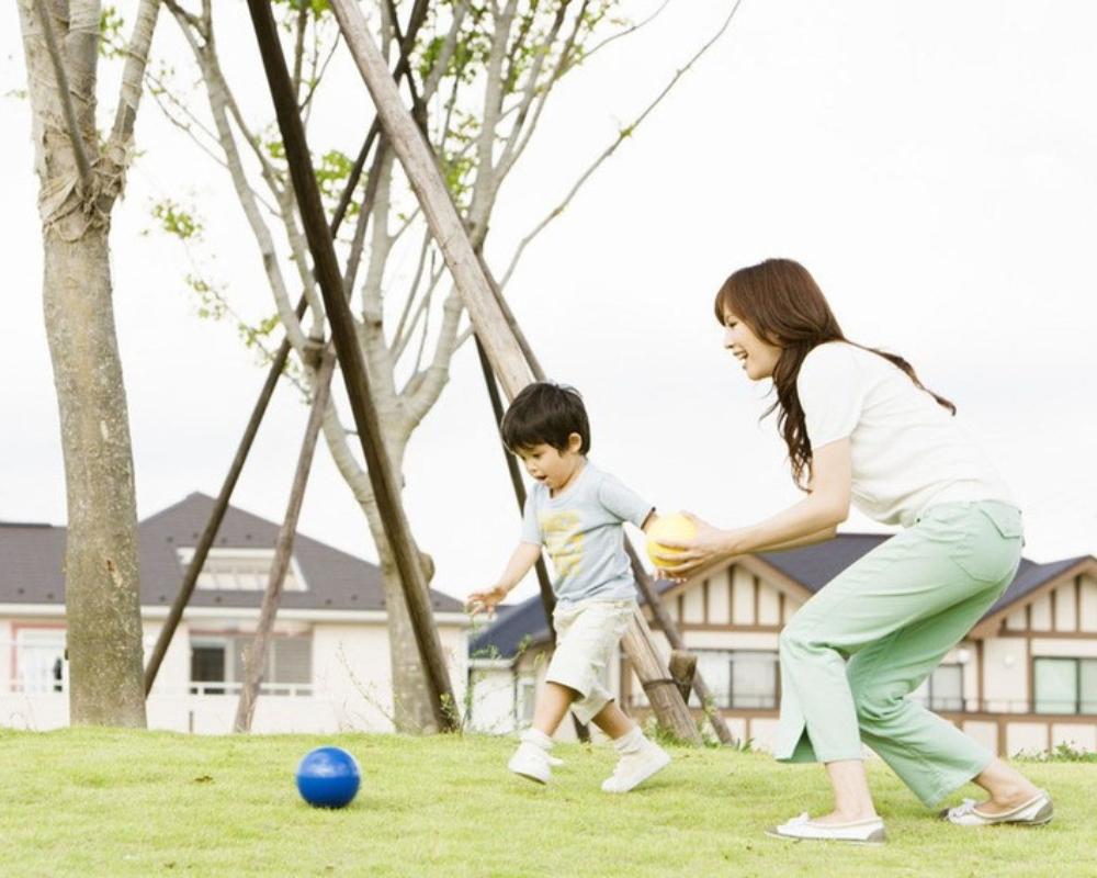 Cho bé vận động thường xuyên giúp tăng cường sức đề kháng