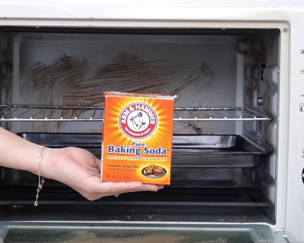 Vệ sinh lò nướng bằng bột baking soda