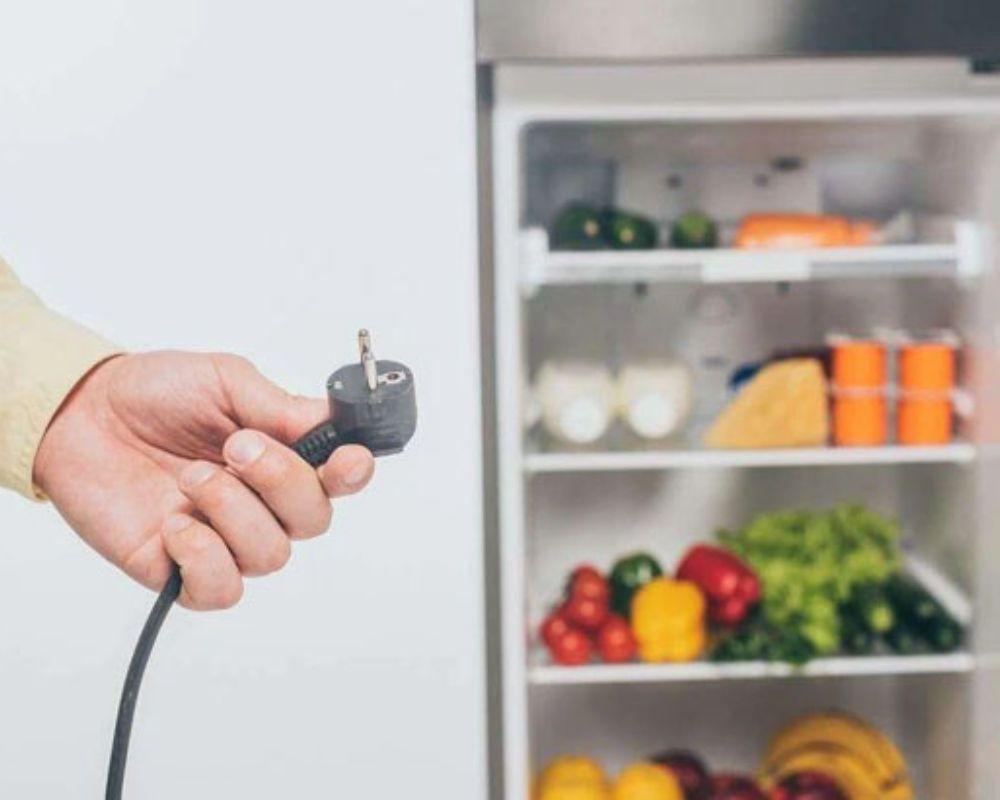 Ngắt nguồn điện và dọn mọi thứ có trong tủ lạnh