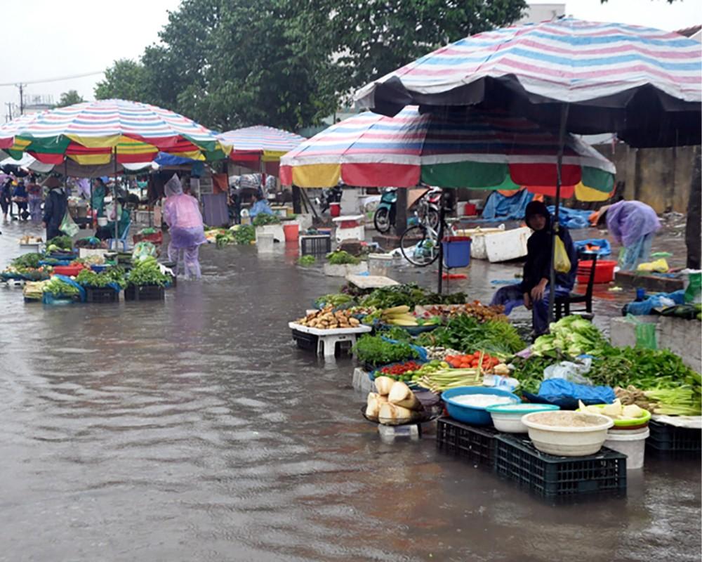 Nước ngập dẫn đến ô nhiễm thực phẩm, đặc biệt là rau quả, hải sản và nước uống