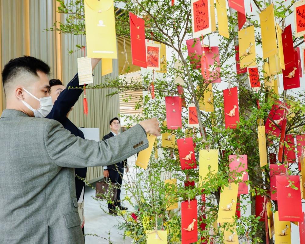 Hái lộc đầu xuân là hành động cắt cành cây (còn được gọi là cành lộc) và mang về nhà