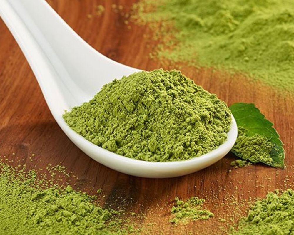 Dùng bột trà xanh trị mụn