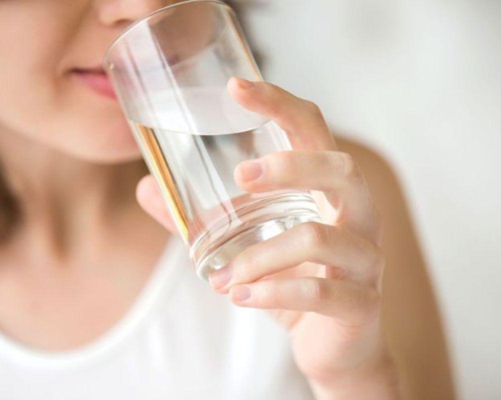 Uống đủ nước mỗi ngày