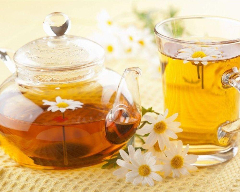 Uống trà hoa cúc hoặc bạc hà