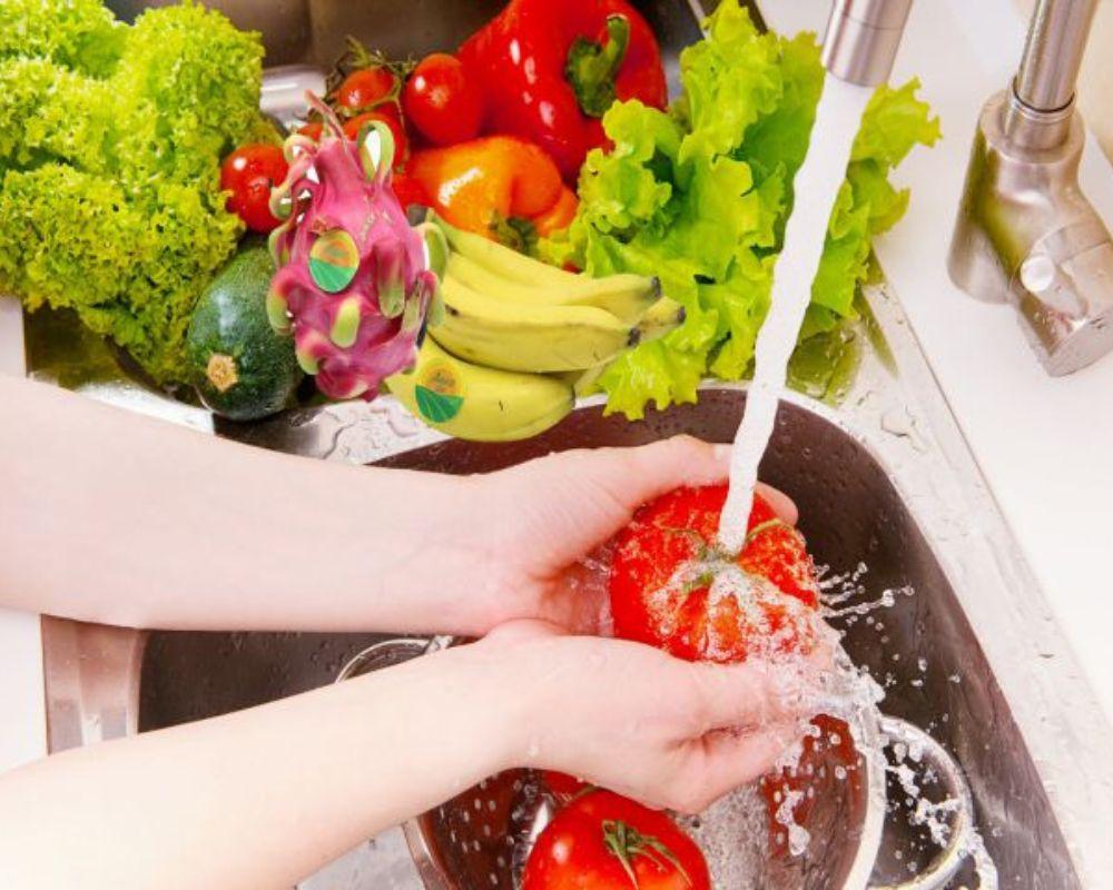 Sơ chế nguyên liệu nấu lẩu nấm Thái