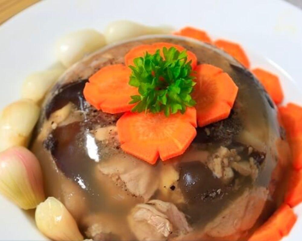 Mỗi 100 gram thịt nấu đông cung cấp khoảng 297 kcal và chứa tới 21,5 gram chất béo