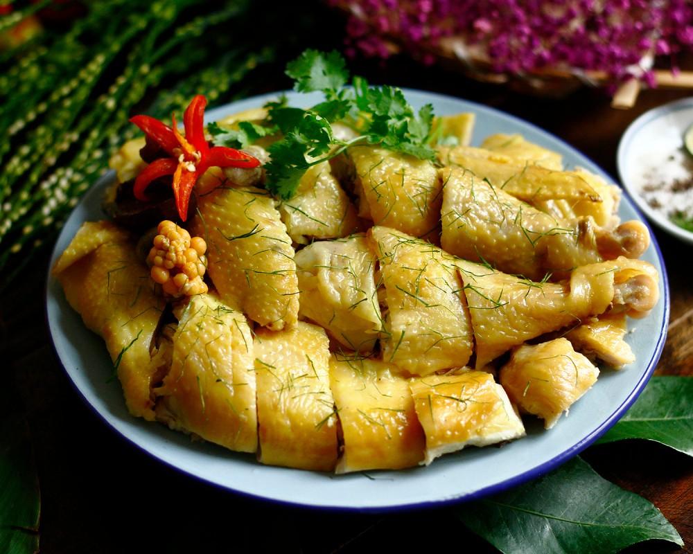 Màu vàng ươm của gà luộc tượng trưng cho sự thịnh vượng, may mắn và đủ đầy