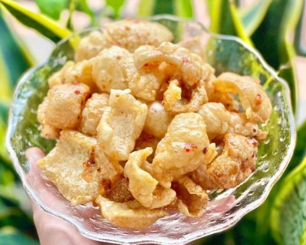 Da heo cháy tỏi hiện đang là món ăn vặt ngày Tết được yêu thích khắp ba miền