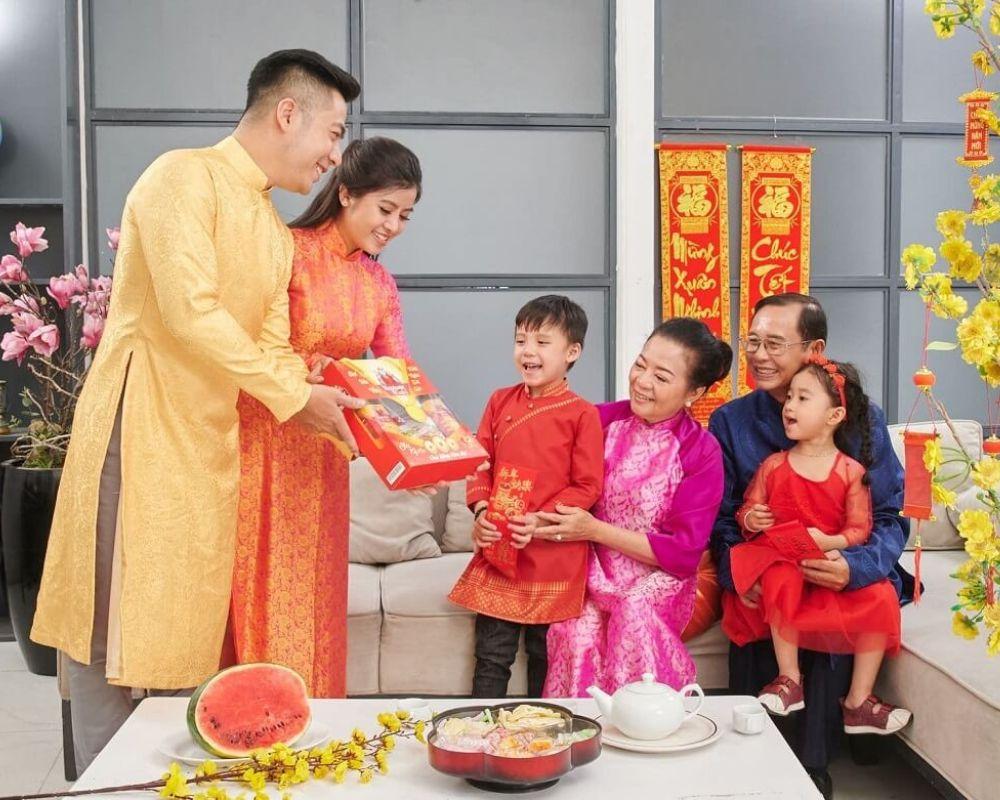 Ý nghĩa của việc biếu tặng quà Tết