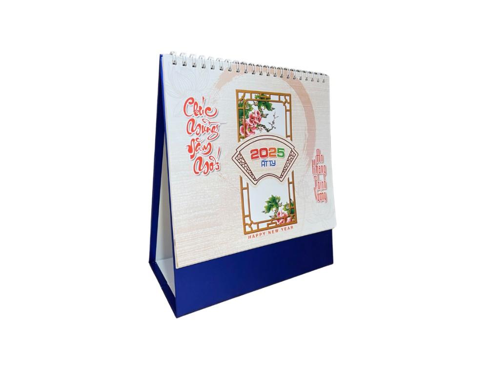 Tặng lịch Tết cho nhân viên