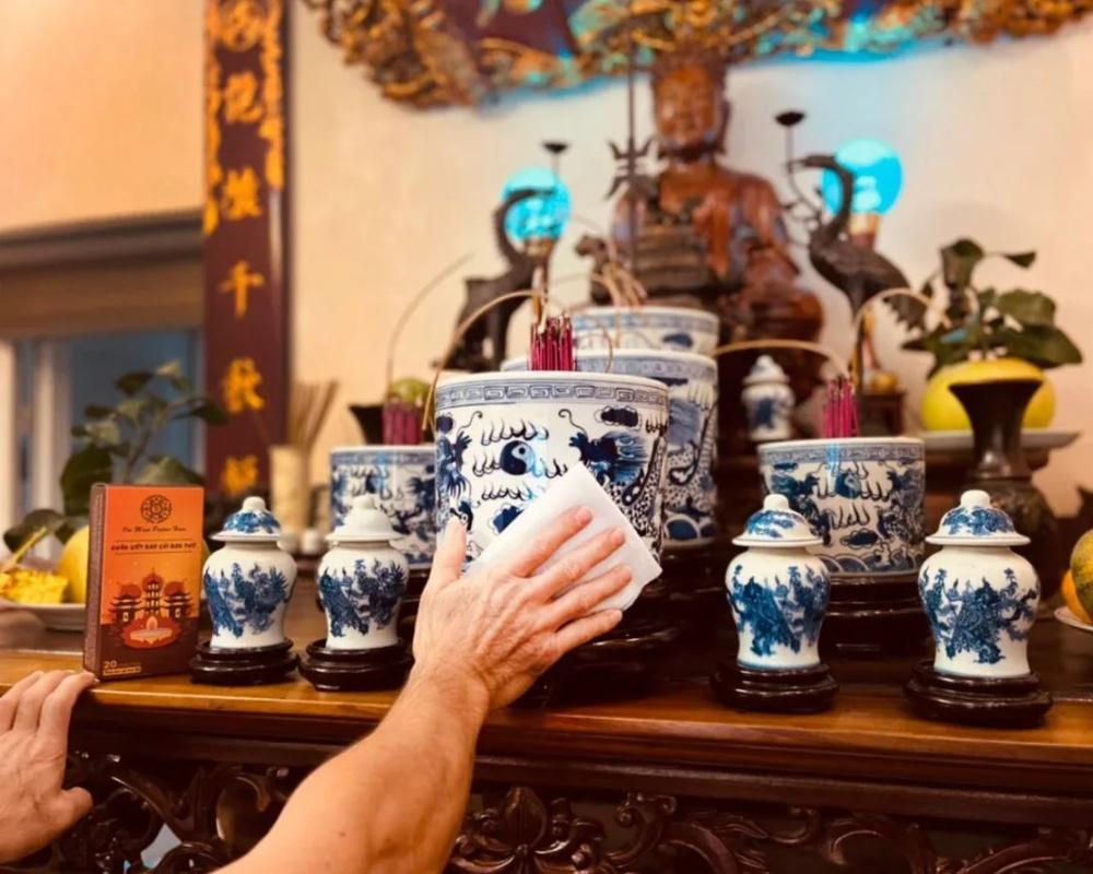 Bao sái là hành động lau dọn bát hương trên bàn thờ