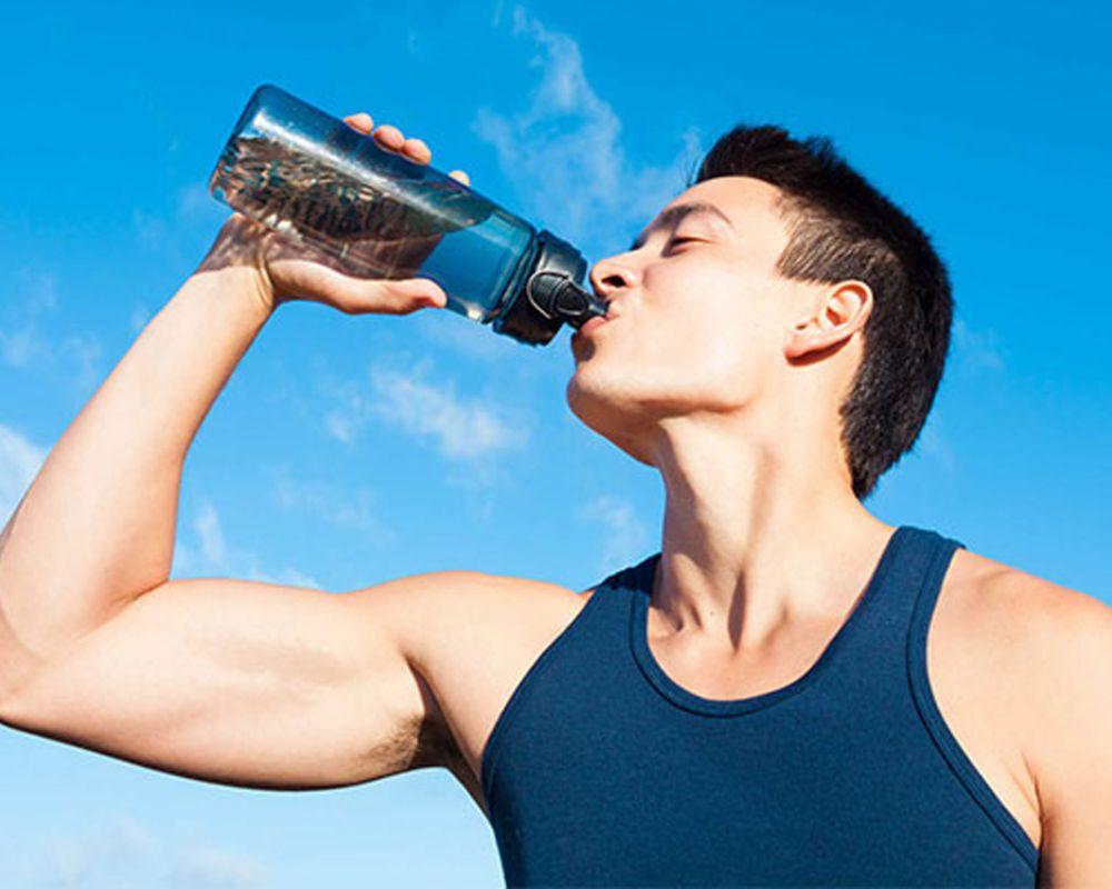 Uống đủ nước giúp cơ thể thanh lọc, duy trì độ ẩm cho da và tiêu hóa hiệu quả