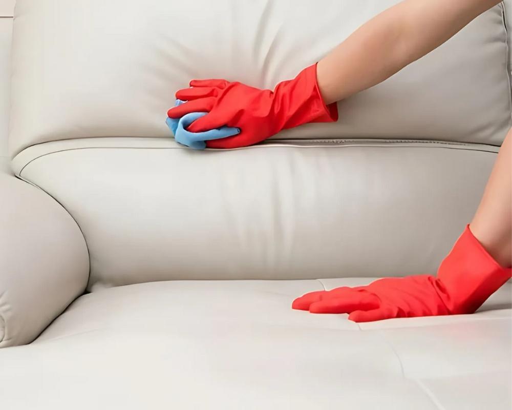 Tránh chà xát mạnh trên sofa để không làm rách hoặc hư hỏng chất liệu ghế
