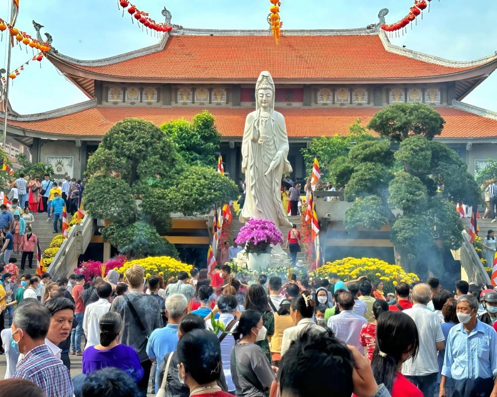 Đi chùa vào ngày mùng 1 để cầu mong may mắn