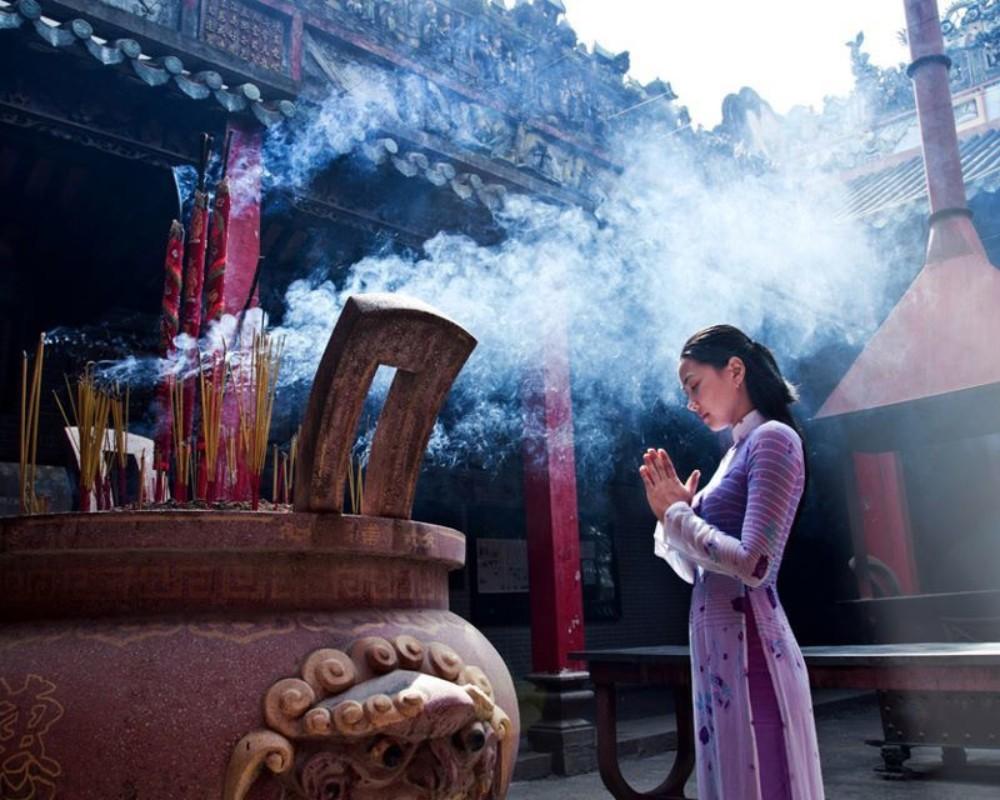 Trang phục kín đáo khi đi chùa