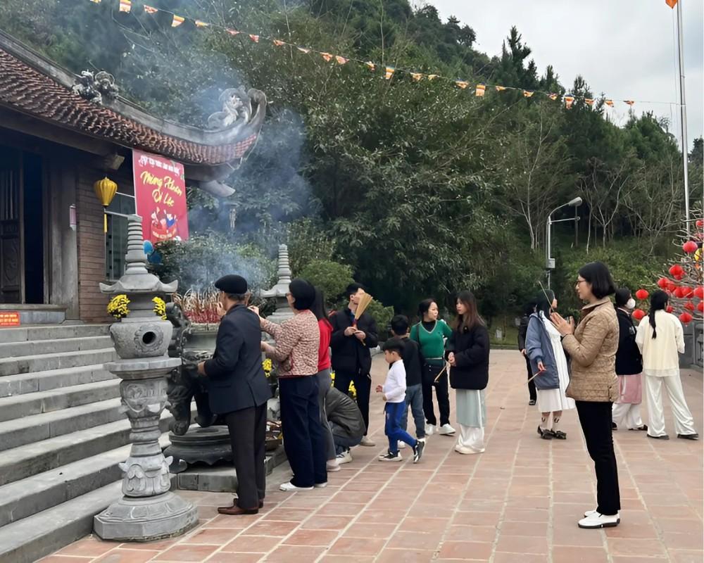 Không nên trang điểm hay sử dụng nước hoa khi đến chùa