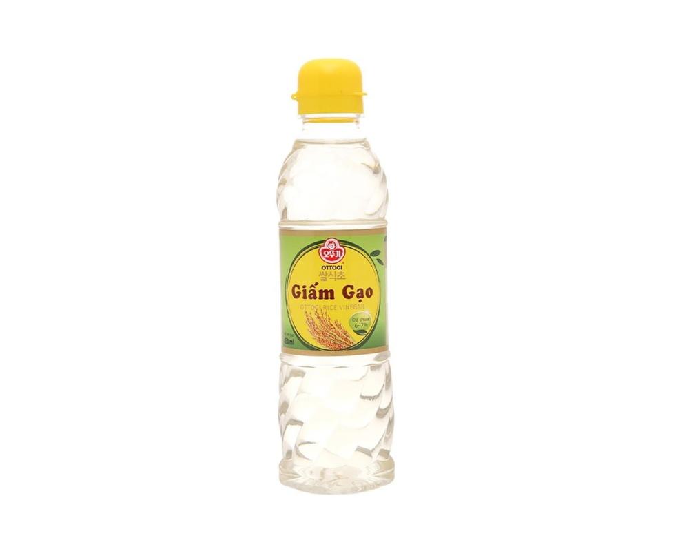 Sử dụng giấm ăn để đánh bóng lư đồng