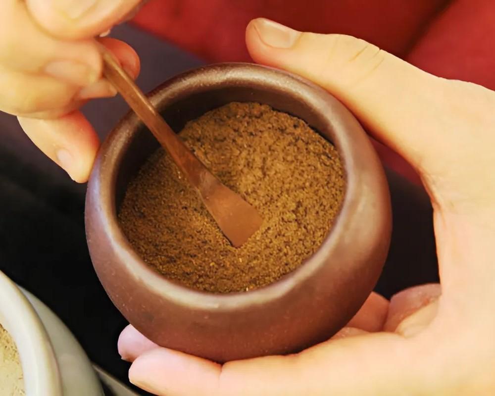 Dùng bột tẩy uế chuyên dụng để xông nhà cuối năm
