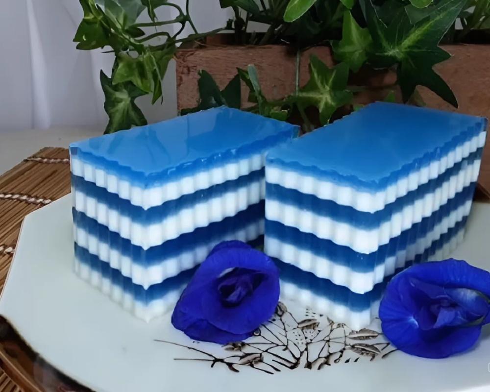 Lạ miệng với món tráng miệng rau câu đậu biếc 