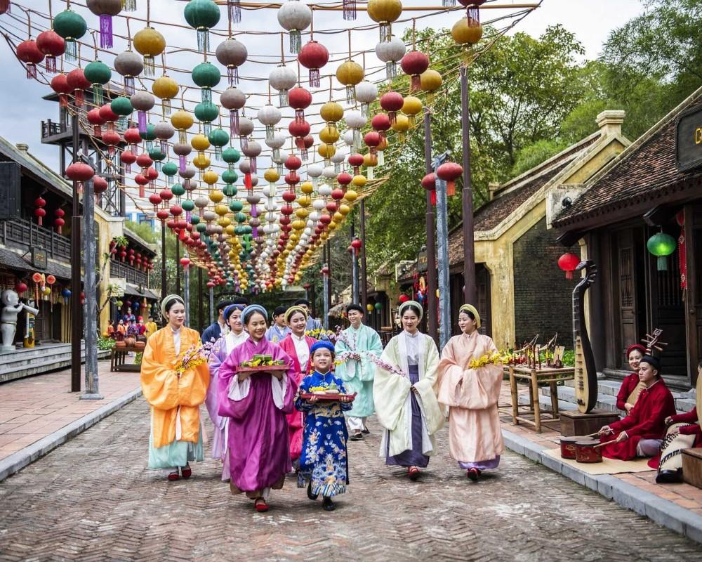 Xuất hành là một phong tục quan trọng, mang ý nghĩa cầu chúc may mắn, tài lộc cho gia đình