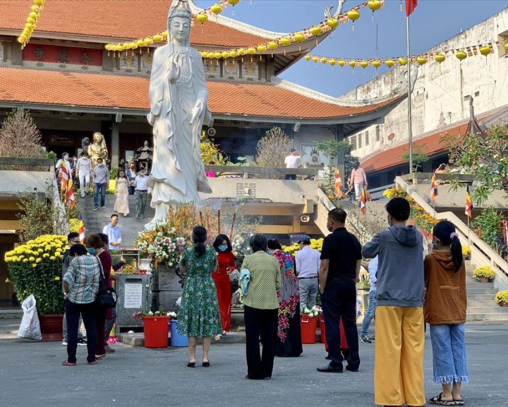 Đi chùa cầu an thay vì cầu tài lộc