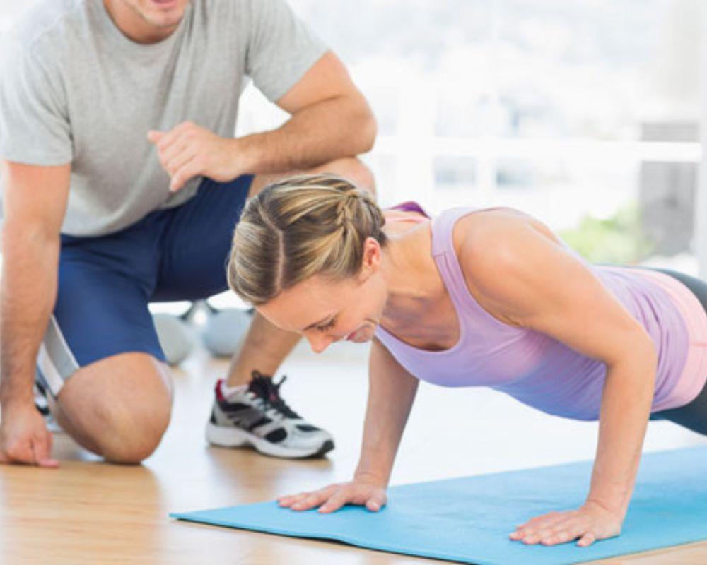 Tập luyện tại nhà theo hướng dẫn của PT