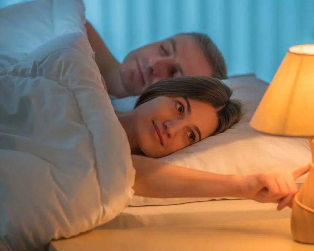 Dùng đèn ngủ có ánh sáng nhẹ nhàng