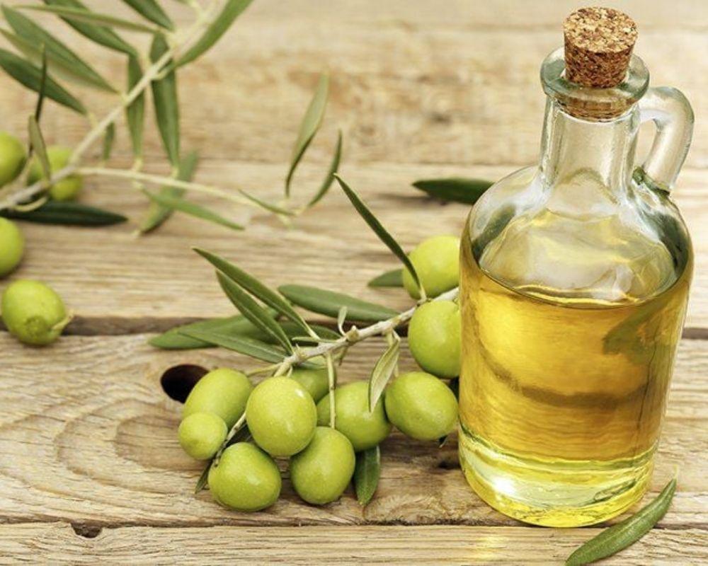 Dầu ô liu nguyên chất giúp giảm mức cholesterol xấu và bảo vệ sức khỏe tim mạch