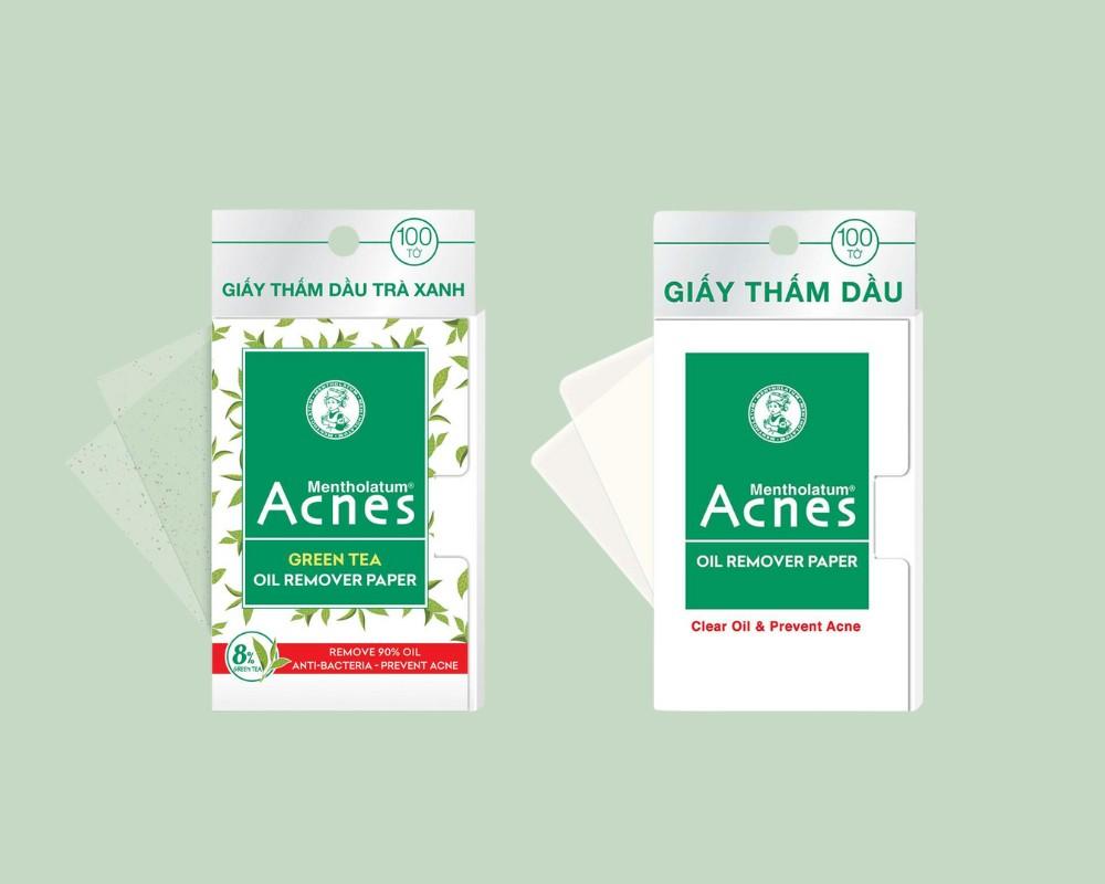 Sử dụng giấy thấm dầu để kiểm soát lượng dầu trên da