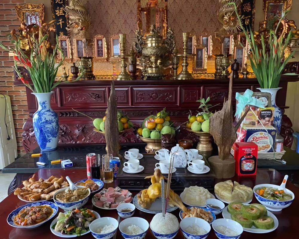 Việc cúng gia tiên thể hiện sự đoàn kết gia đình