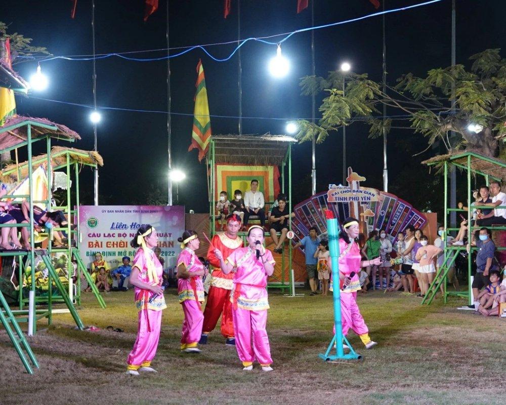 Người miền Trung thường chơi bài chòi ngày Tết